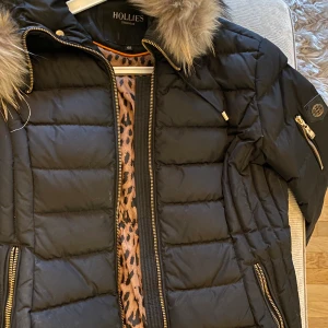 Hollies vinterjacka till salu! - Säljer Hollies vinterjacka till salu med äkta päls! Väldigt bra skick🤍  passar som storlek S/M i storlek 40 