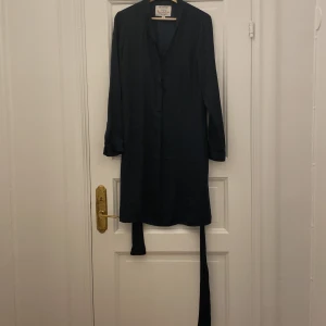 Klänning - En fin klänning från Bondelid i storlek 40. Bra skick! Marinblå med ljusare prickar.