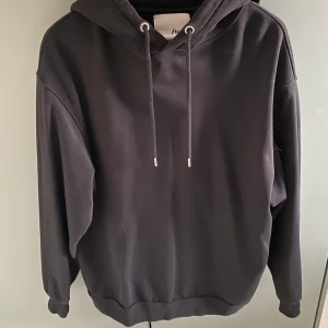 Nyden hoodie storlek S - Använd enstaka gång. Plagget är oversized och passar alla storlekar.🌸  Köparen står för frakten🌻