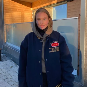 Vintage varsity jacket  - Vintage varsity jacket i storlek L. Köparen står för frakt 