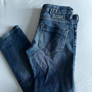 Säljer dessa så fina vintage lowwaist jeans från G star! Så coola detaljer⚡️ Midjemått 39, innerbenslängd 79🫶🏻