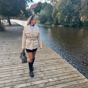 Höst jacka - Höst jacka från h&m som jag köpte för flera år sedan  så finns ej kvar att köpa. Köpte jackan för 799kr. Har använt flitigt men ser ut som ny. Tog denna bild för en vecka sedan, så de är ej gamla bilder. 66kr i frakt som köparen står för💗