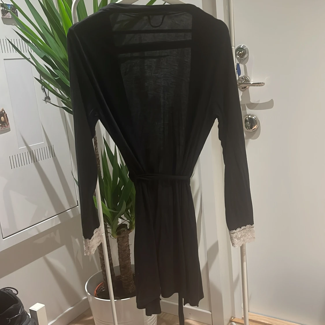 Mjuk tunn morgonrock med spetsdetalj i ärmarna - 90