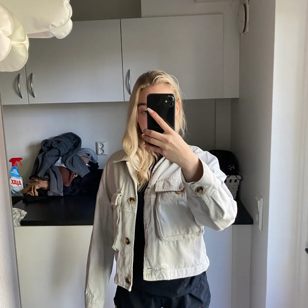 Superfin lite kortare jeansjacka i strl M från Zara som inte längre finns att köpa i butik. Säljer för 300 🥰 Möts upp i Sthlm eller fraktar! . Jackor.