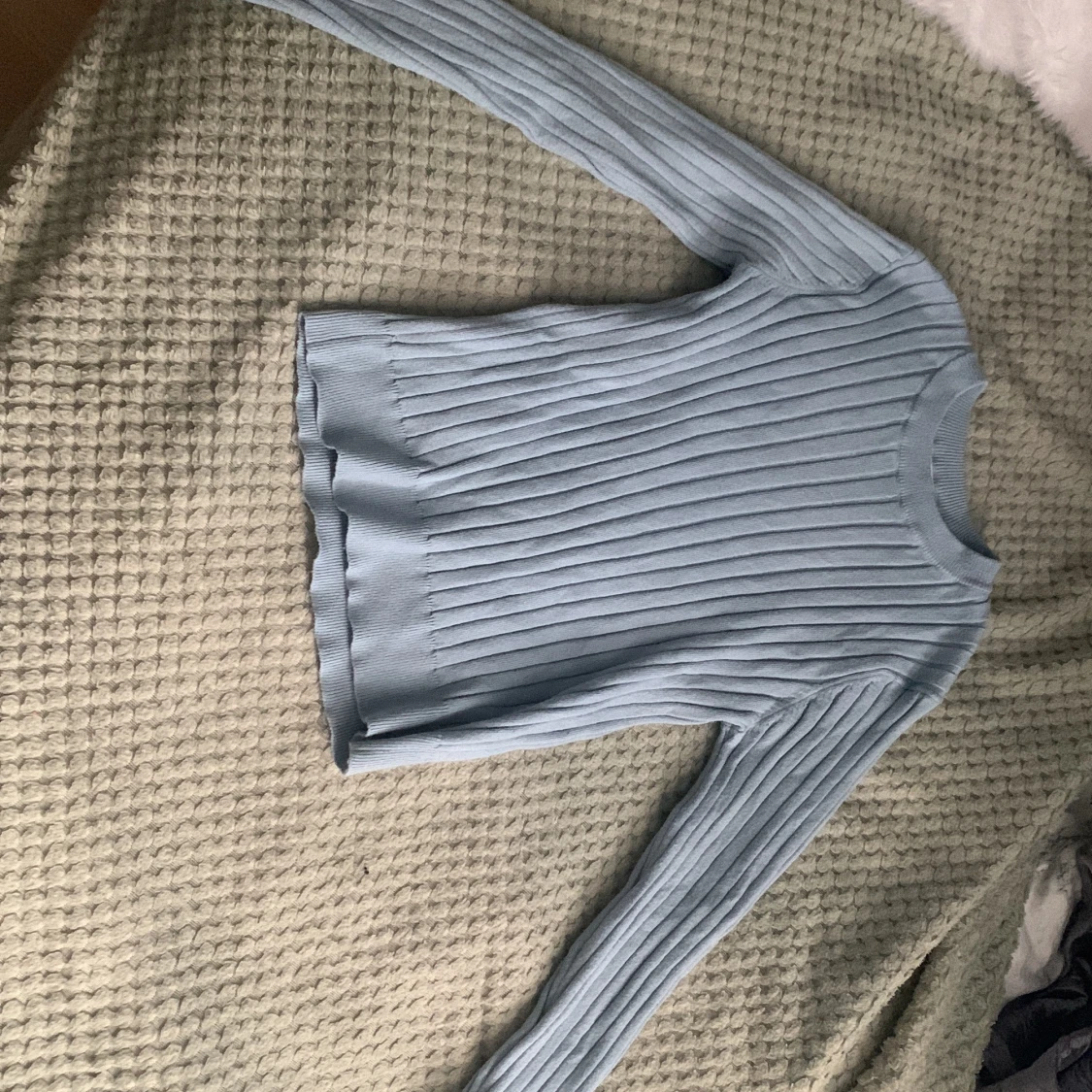 En tröja från zara, säljer för 50kr plus frakt beroende på hur my jet den väger. Size 11-12 år cm 152.