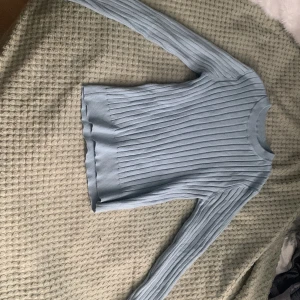En tröja från zara, säljer för 50kr plus frakt beroende på hur my jet den väger. Size 11-12 år cm 152. - En blå tröja från ZARA jätte fin. Säljer för 50kr plus frakt. Köpt för 70kr. Jag har använt den 1 gång. Den är i bra Skick och går att använda. Skickar via postnord tar bara swish. Skönt matrial och den är bekväm.😁