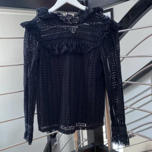 Svart blus  - Fin blus med ”hål” mönster från märket yas i storlek S