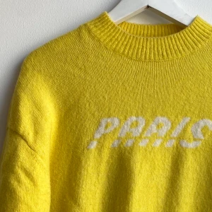 & other stories - Stickad tröja från & other stories, den är i ull så supervarm och gosig! ⚡️⚡️