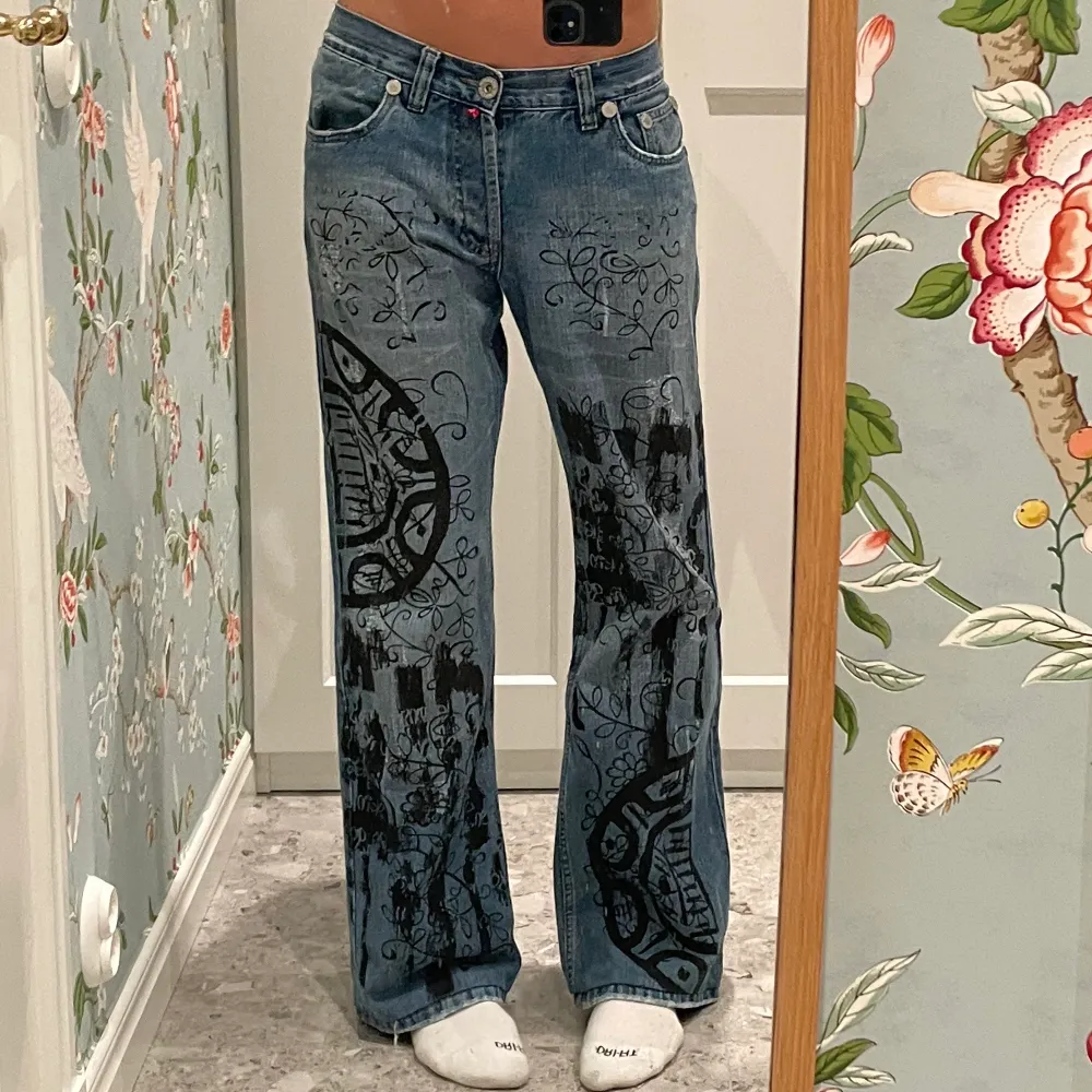 Urcoola jeans med tryck både fram och bak🙌 Bra i längd men lite stora i midjan för mig som är 1.80 och brukar ha 36🥰 Lågmidjade i modellen😄. Jeans & Byxor.