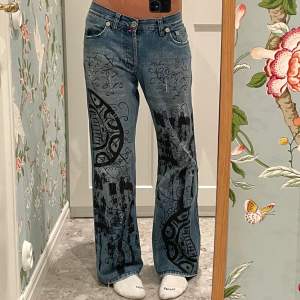 Urcoola jeans med tryck både fram och bak🙌 Bra i längd men lite stora i midjan för mig som är 1.80 och brukar ha 36🥰 Lågmidjade i modellen😄