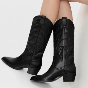 Cowboy boots - Cowboy boots ifrån Stradivarius säljes pga kommer ej till användning, köptes i somaras för 699kr och är ej använda mer än 5 somras. Säljes för 500kr🌸🌟perfekta nu till hösten