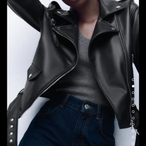 Zara skinnjacka  - tryck inte på köp nu!!  säljer denna jacka från Zara i fint skick! nypris är 559kr Den är i storlek 38, men skulle säga att den sitter bra på en 36 eftersom den är lite liten i storleken💕skriv privat för egna bilder!🥰