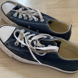 Converse all star  - Snygga converse som tyvärr är lite små på mig :/ använda ca 3 månader🎀 lite smutsiga längst sulan och ens skosnöret men det går att tvätta om man vill 💗💗(lånad sista bild)