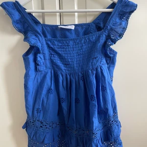 Blå topp - Säljer denna jätte fina topp/ blus från mango som jag aldrig använt.🥰 Köparen står för frakt! Skriv till mig för ”köp nu” funkar inte.🥰