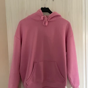 Hoodie från bikbok - Säljer denna rosa hoodien som är från bikbok men jag köpte den här på plick, väl använd. köparen står för frakten! priset kan diskuteras!
