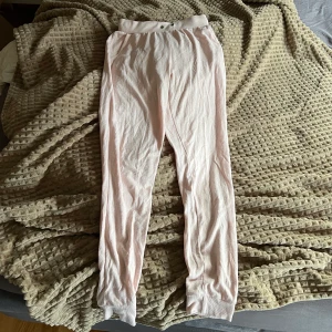 Ljusrosa mjukisbyxor - Säljer dessa ljusrosa mjukisar från Cubus. Strl 158/164 men känns som S! 💓💕💞💗💘