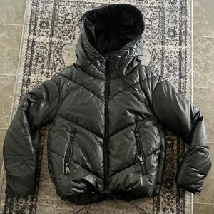 Vinterjacka i skinn - En helt ny vinterjacka i skinn. Aldrig använd,så helt ny!  köptes för några månader sedan. Väääldigt varmt. Man kan spänna in den längst ner så jackan blir mer puffig om man önskar. Storlek S men kan passa en liten M också. Inköptes för 899kr 