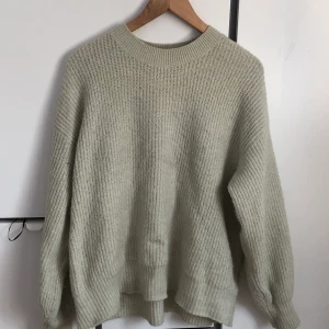 Stickad tröja😻 - En ljusgrön stickad tröja som inte använts mycket och som är skön att ha på sig och inte stickig,(den är i storlek L men är mycket mindre i storleken)💕