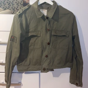 Pull & bear jacka - Superfin militärgrön jacka från Pull & Bear. Säljer då den inte kommer till användning! ✨