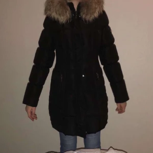 Hollies vinter jacka strl 34 - Hej Säljer min vinter jacka den är i nyskick och är andvänd en vinter, den är i bra skick säljer den eftersom den är lite stor på mig pris kan diskuteras i snabb affär 