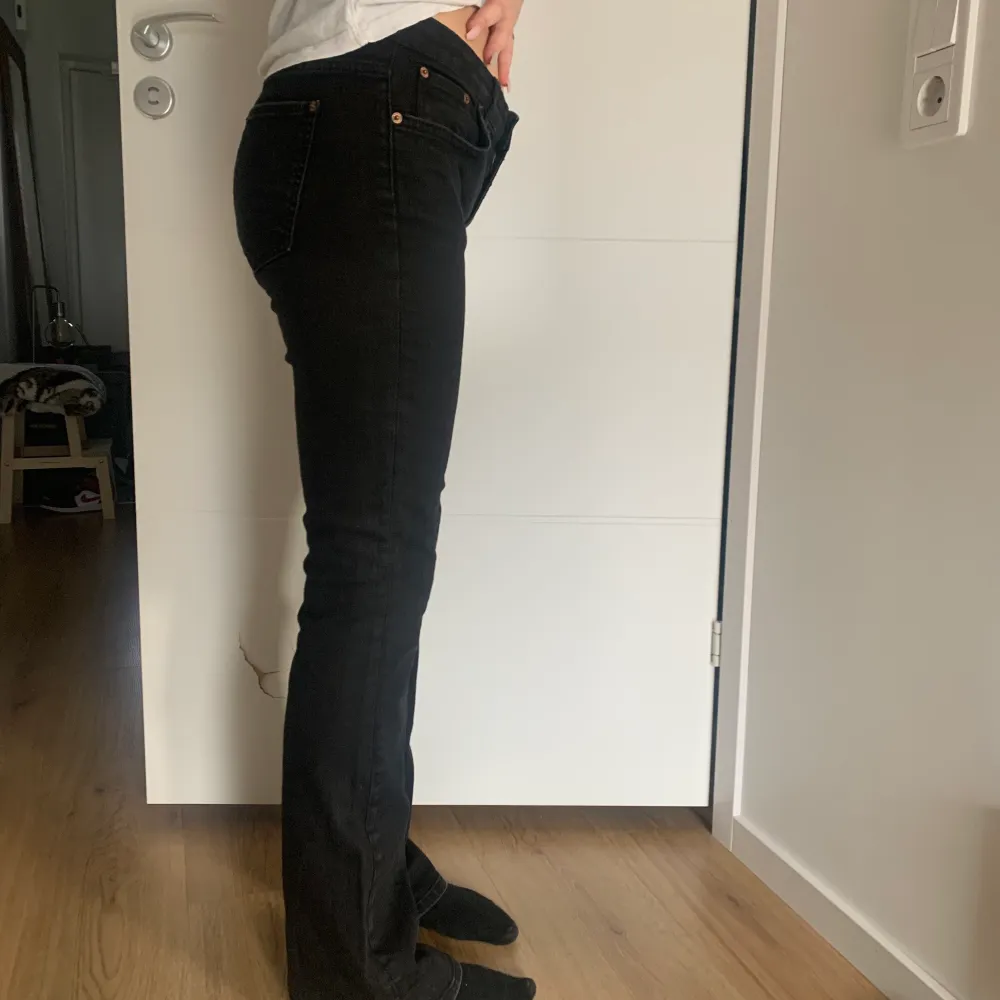 Säljer svarta boutcut jeans eftersom dem är för små för mig. (OBS inte jag på bilden)  Modellen är 170 och dem sitter bra i längden.. Jeans & Byxor.