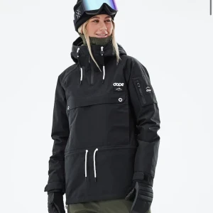 Dope Anorak jacket - Säljer min svarta anorak jacka ifrån Dope. Jackan är köpt inför säsongen 2021 och endast använd vid 2 tillfällen. Jackan är fläckfri och är i nyskick. Nypris:1899kr säljer för 1400kr. Vid fler bilder skicka gärna dm💓