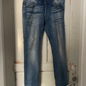 Jack & Jones jeans - Jack & Jones jeans Fint skick men läder lappen bak har släppt lite