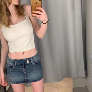 En mini jeans kjol från H&M. Använt Max 3 ggr och ser helt ny ut.