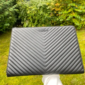 Datorfodral - Lite använd som du ser på bild 2. Men funkar jättebra ändå. Säljer då jag köpt ett smalare.