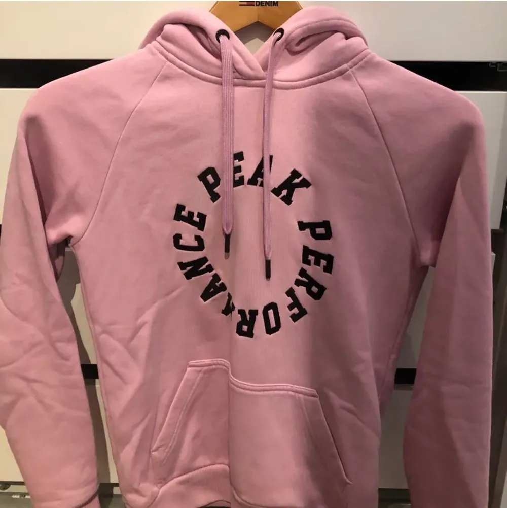 Rosa peak hoodie i stl xs endast använd en gång, inga defekter. (Pris kan diskuteras). Hoodies.