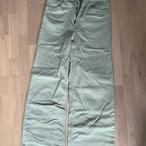 Gröna jeans - Nytt, använd endast 1 gång. Köparen står för frakten.