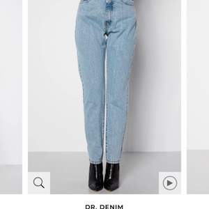 Säljer nu mina dr denim jeans. Modellen heter ”Nora”. Jeansen är använda ett få tal gånger så de är som nya.
