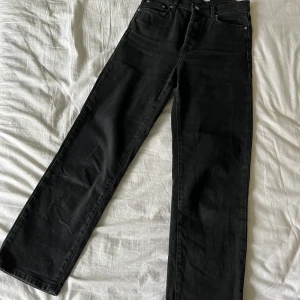 Svarta jenas - Ett par svarta jeans från NA-KD i storlek 38.