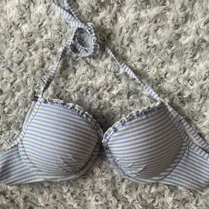 Vit och blå bikini topp som knyts i nacken💙🤍Köpt från H&M