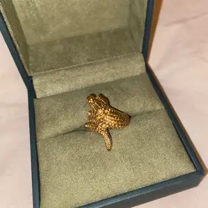 Säljer nu min superfina ring med en alligator! Fick den i present så vet inte riktigt vart den är ifrån men har aldrig använt den, alltså är den väldigt fint skick💗