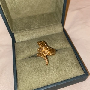 Alligator Ring - Säljer nu min superfina ring med en alligator! Fick den i present så vet inte riktigt vart den är ifrån men har aldrig använt den, alltså är den väldigt fint skick💗