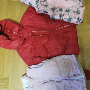 Jackor - Tre st jackor, jättefina. Super bra skick,1 för 60kr, alla 3 för 150kr, västarna är i st.122 båda två. Röda Jackan är i st. 34-36