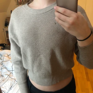 Stickad Zara tröja  - Säljer denna snygga beiga stickade tröja från Zara 😍 Köptes i spanien för något år sedan! I bra skick, storlek S 🙌🏼 Kan skickas med frakt för 66kr 