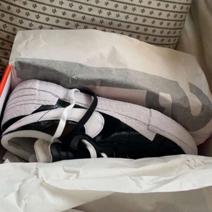 Nike Sacai x blazer low - Helt nya oanvända, endast öppnat kartongen. Säljes pga det inte riktigt var min smak