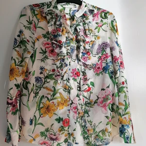 Skjorta  - Jättefin skjorta strl 38, har använt bara en gång, pris 80kr