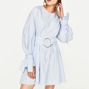 🍨Klänning i poplin från Zara🍨 - Superfräsch knappt använd klänning från Zara i bomullspoplin! Ballongärmar med knytband vid slutet på ärmen, samt ett fint bälte med en ring.🤍