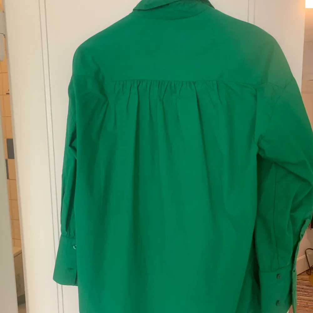 Nyköp från vero moda! Grön skjorta storlek xs men passar S också🌸. Skjortor.