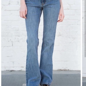 Lågmidjade jeans - Säljer mina helt nya oanvända brandy Melville jeans på grund  av att de var för stora i midjan. Startar budgivning om många är intresserade 