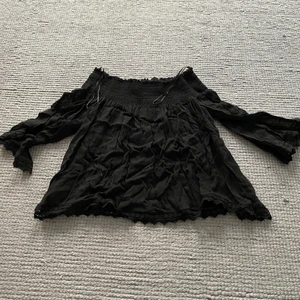 Off-Shoulderblus från Zara - Svart off shoulder blus från Zara