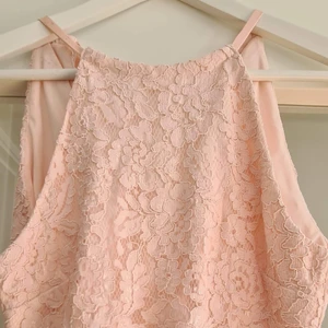 Helt ny balklänning  - Balklänning endast testad, storlek 34. Finns i Visby men kan skickas om köparen står för frakten.