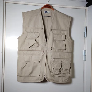 Väst - En beige väst i GW-anda att ha över skjorta etc🌱