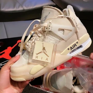 Air jordan 4s - Snygga! Storlek 35-43, tagg medföljer, box, skorna, extra strumpor. Möts endast, leveransen är 2 veckor! Spårbar leverans med DHL🚚 Frakten är inkluderad i priset. Kommer som ny, i förpackning!