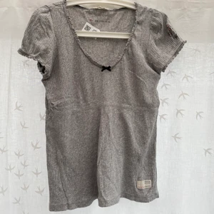Odd molly topp - Helt nyköpt Odd molly topp! Ljusgrå och ribbad. Luftigt och stretchiga material i bra skick. Passar på någon med vanligtvis mindre storlek oxå!<3
