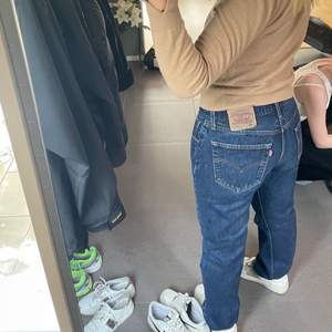 Mörkblåa supersnygga Levis jeans midwaist köpta på Humana💕 De sitter jättebra på mig som brukar ha 36/38 i jeans och är ca 171 cm lång👌🏽 