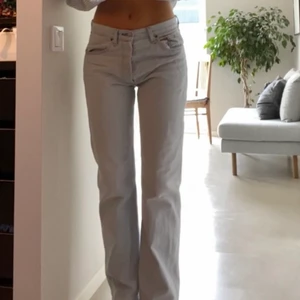 Levis jeans  - Snygga ljusa levis jeans! Superfint skick💕 Hittar ingen storlek men passar mig som är ca 178 och brukar köpa M i jeans 💕🥰 Frakt tillkommer! HÖGSTA BUD 400
